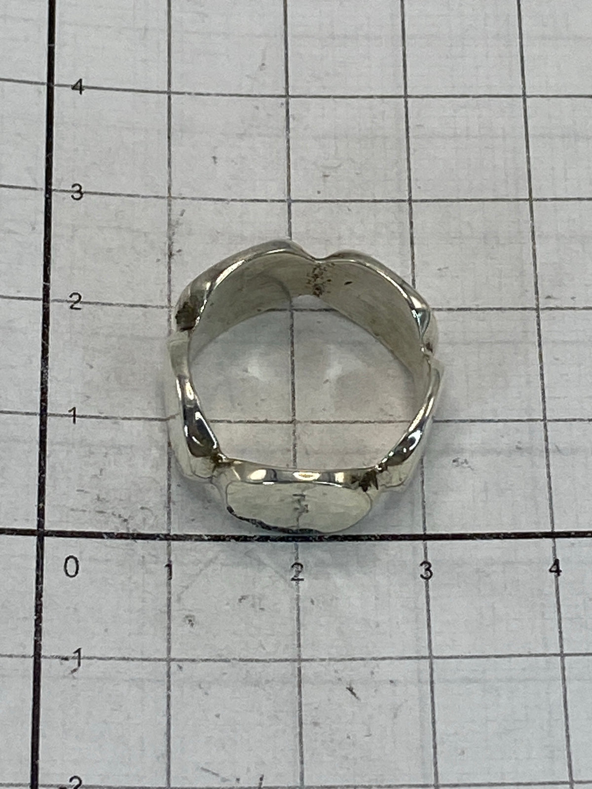 Anillo sobre fondo blanco exhibiendo el Quinto 925 en el interior