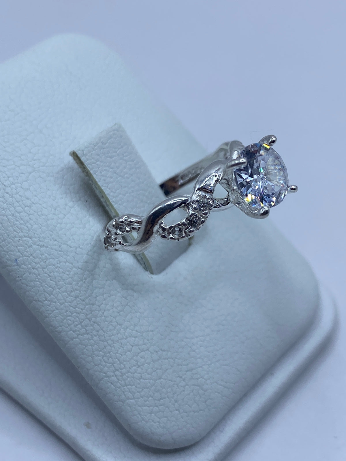 Vista frontal del anillo de plata 925 con engaste clásico de circonia blanca