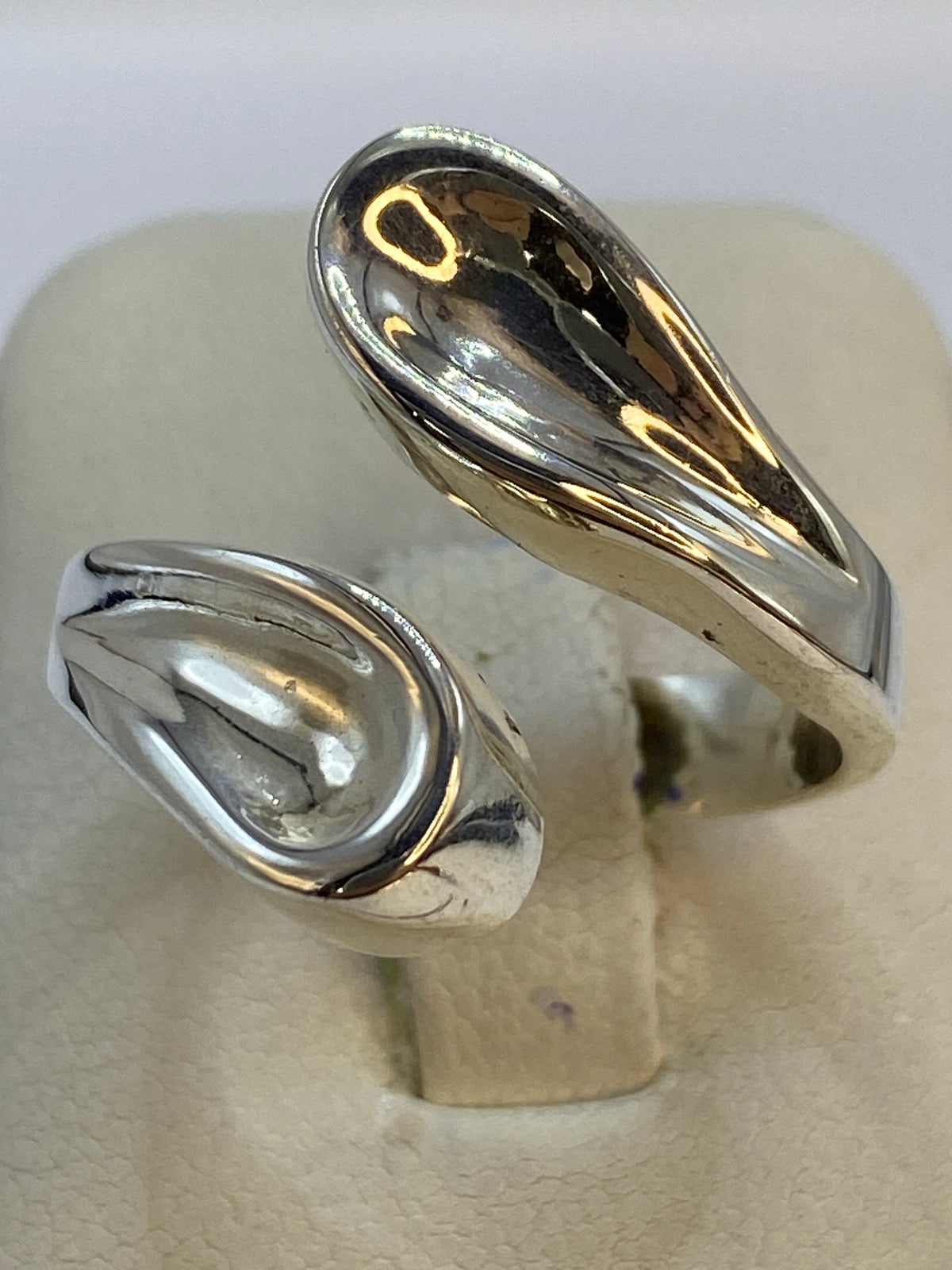 Anillo de plata en cartoneado con volumen 3D puesto en la mano de una mujer