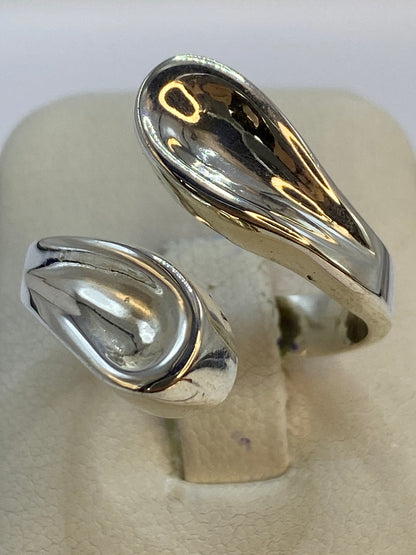 Anillo de plata en cartoneado con volumen 3D puesto en la mano de una mujer