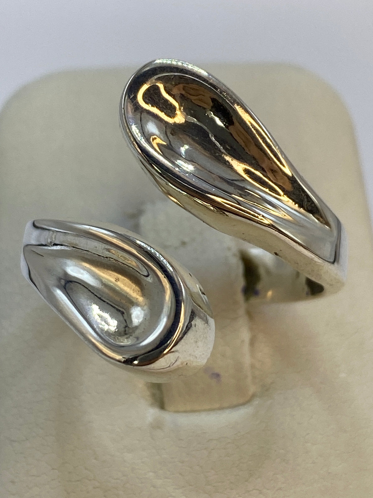 Anillo sobre fondo blanco mostrando el Quinto 925 grabado