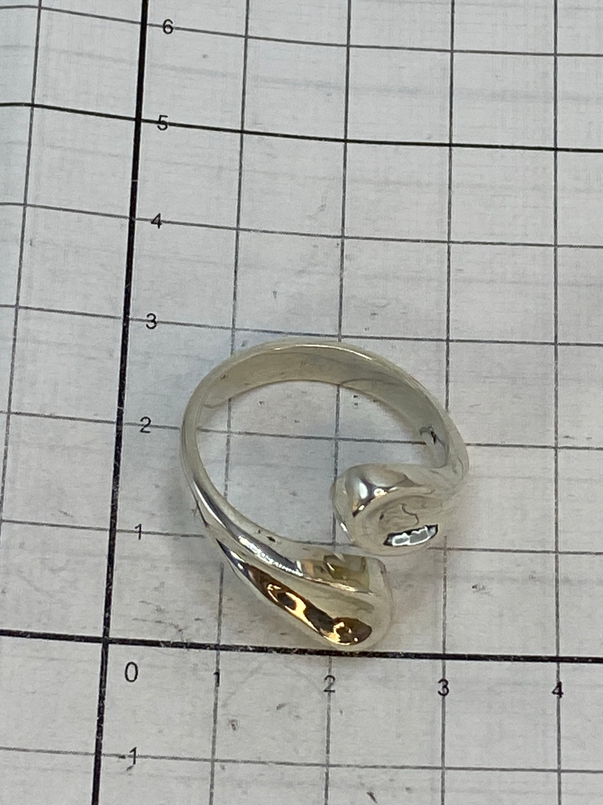 Vista lateral del anillo de plata cartoneado con pulido espejo