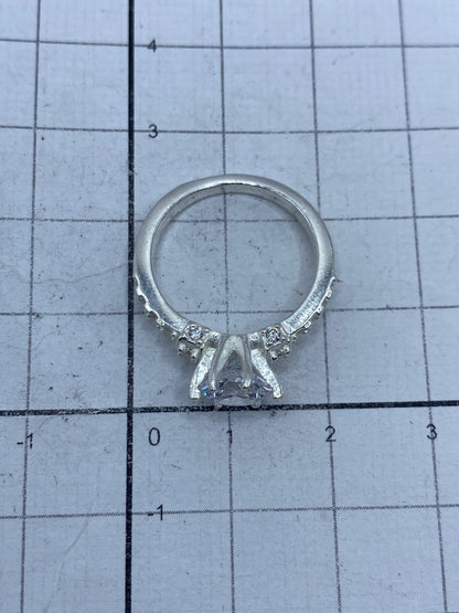 Vista lateral del anillo de plata 925 con el Quinto marcado