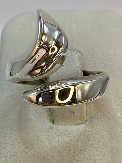 Anillo de plata 925 en cartoneado con volumen 3D, vista superior sobre mano