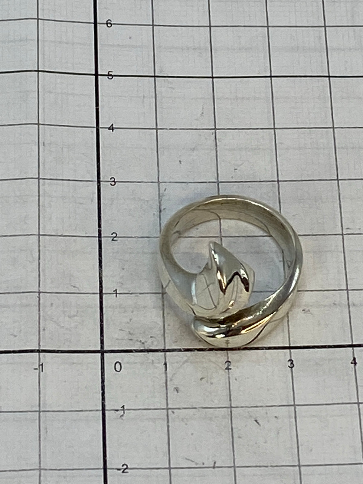 Anillo sobre escala de peso mostrando 10.54 gramos y sello 925