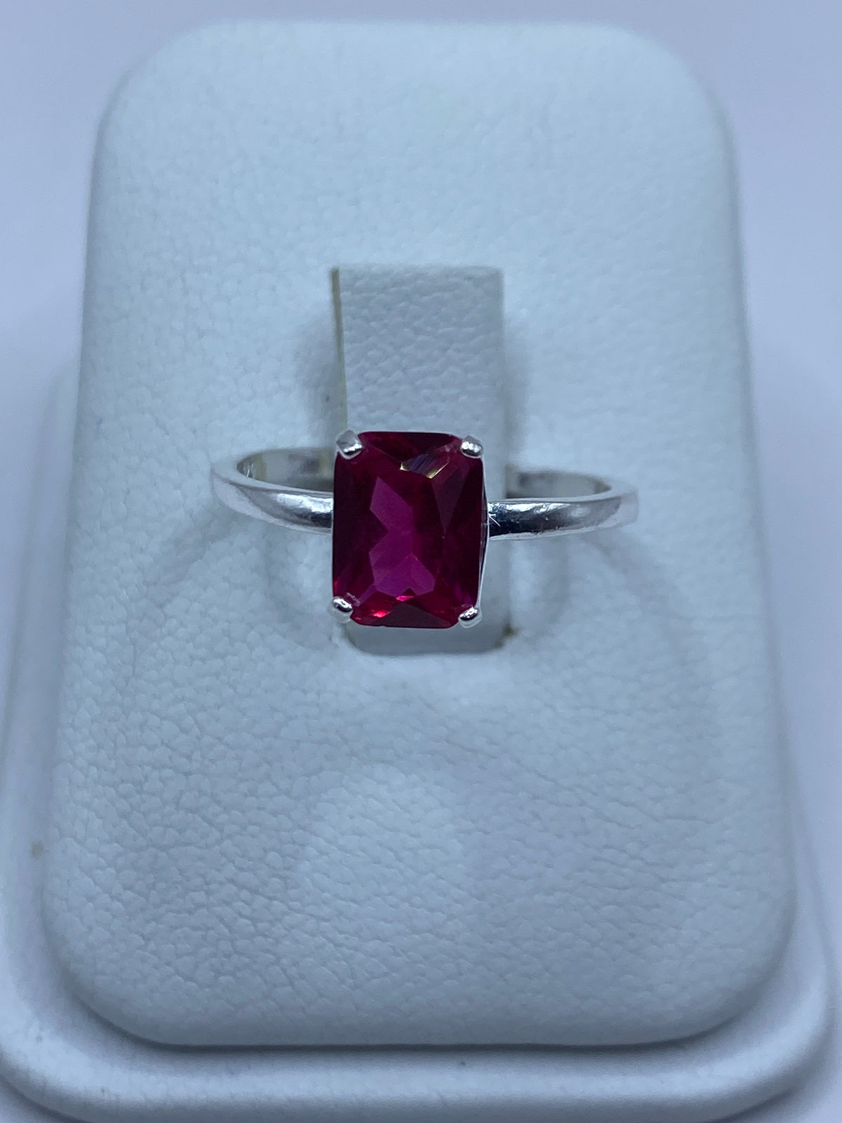 Anillo de plata 925 con circonia rosa facetada en joyero blanco