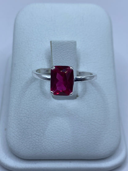 Anillo de plata 925 con circonia rosa facetada en joyero blanco