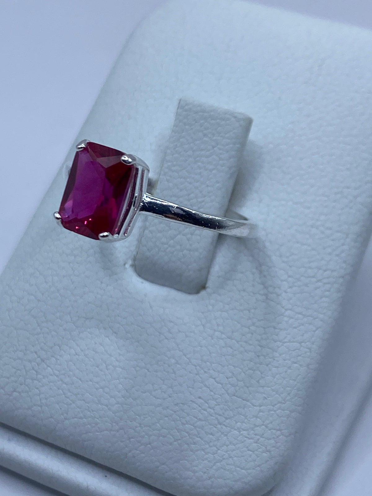 Anillo de plata circonia rosa en la mano mostrando el brillo de la piedra