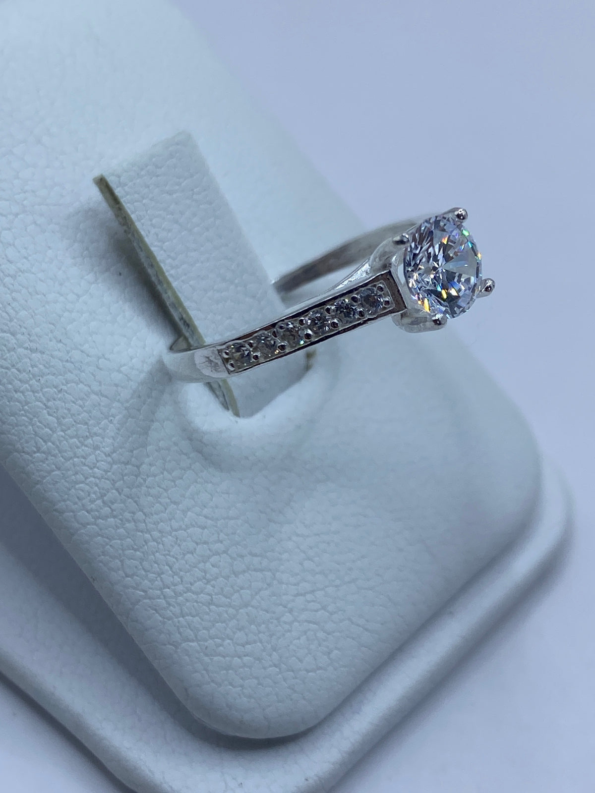 Detalle del engaste de circonia blanca en plata 925 de Taxco