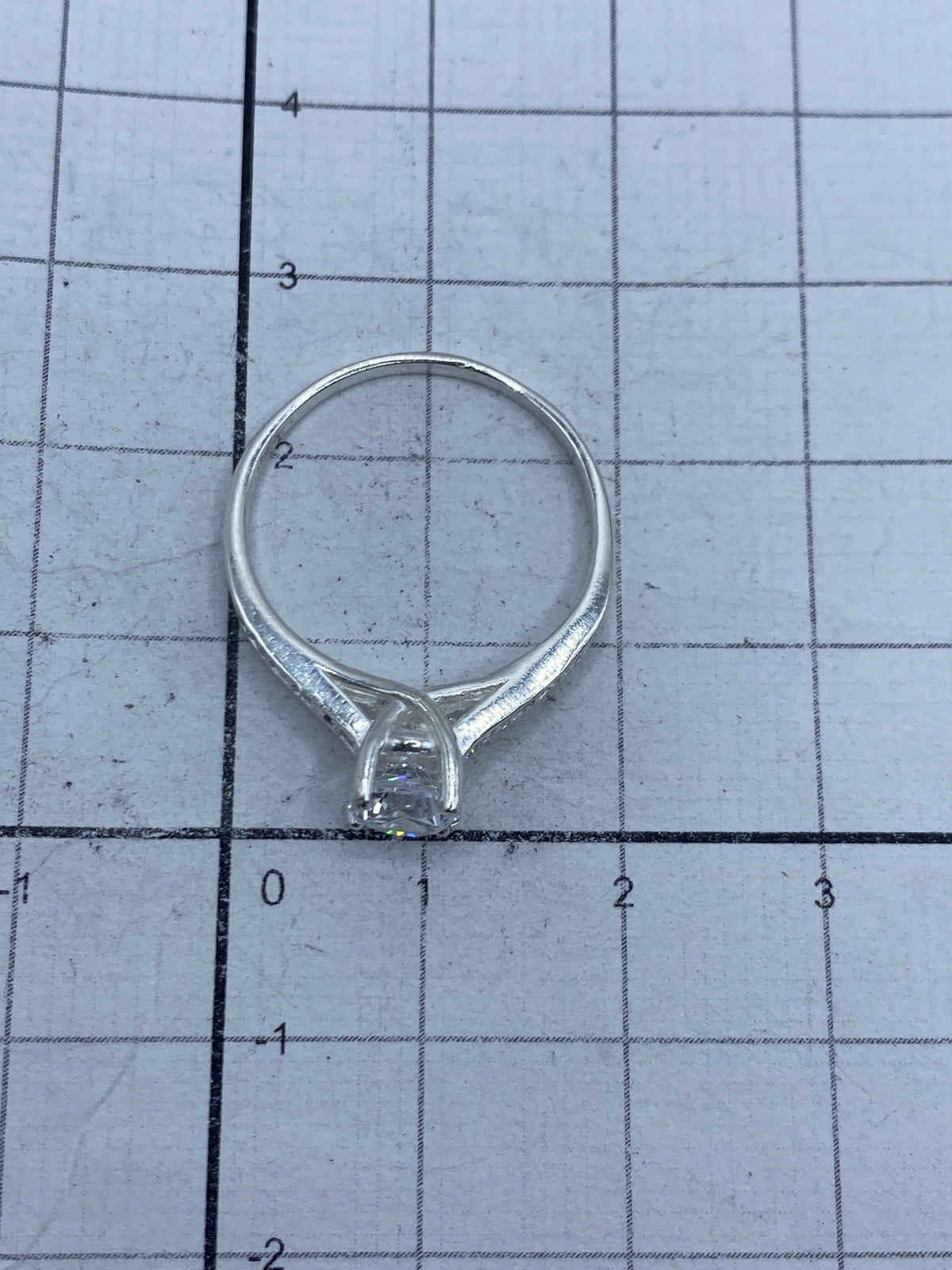 Anillo sobre fondo blanco mostrando el Quinto 925