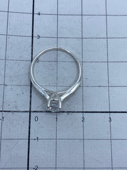 Anillo sobre fondo blanco mostrando el Quinto 925