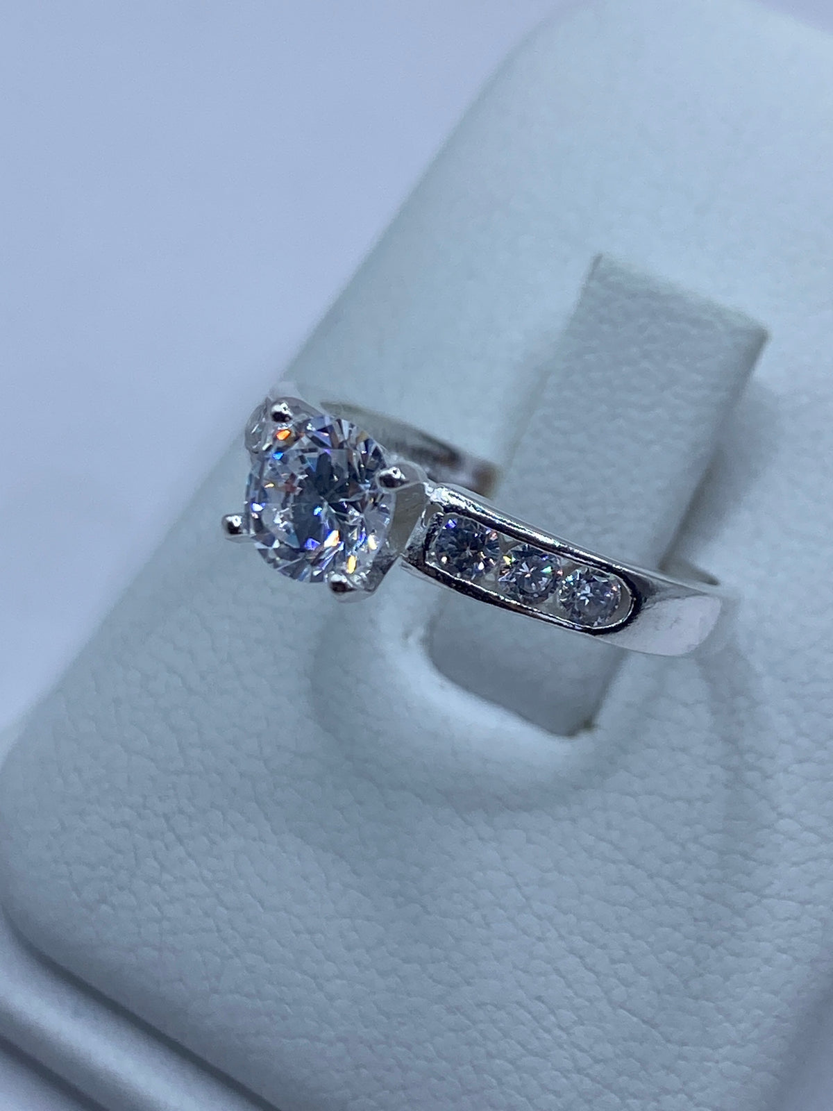 Detalle de la circonia blanca brillante en el anillo