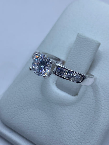 Detalle de la circonia blanca brillante en el anillo