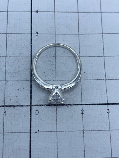 Anillo sobre fondo blanco, mostrando la pureza y acabado de la plata 925