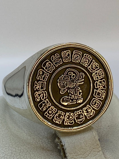 Vista lateral del anillo de Calendario Azteca mostrando el grosor y solidez de la banda