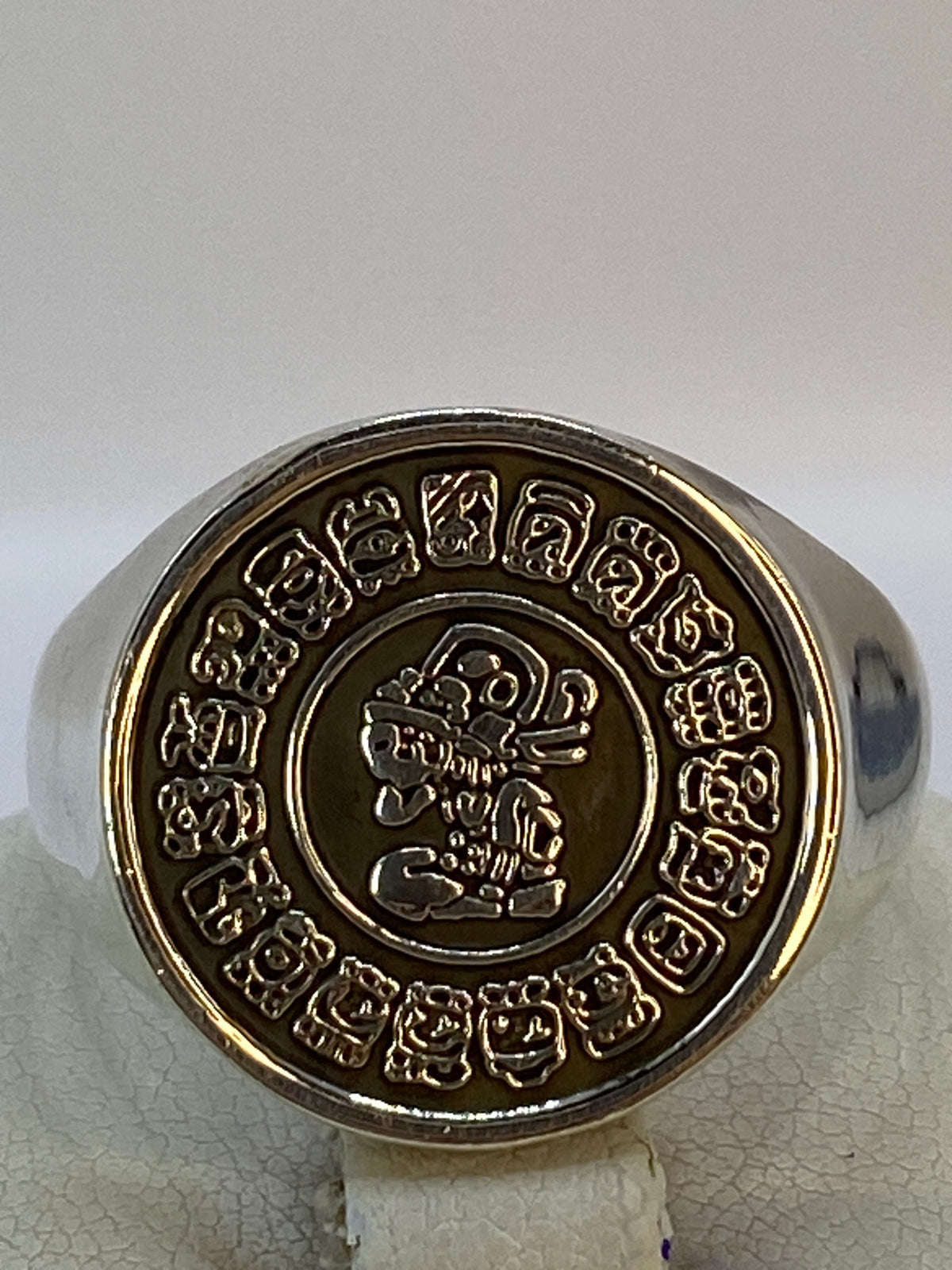 Detalle del rostro central del Calendario Azteca en la cara del anillo