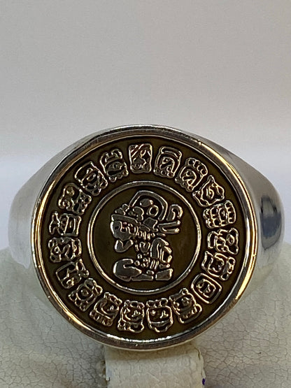 Detalle del rostro central del Calendario Azteca en la cara del anillo