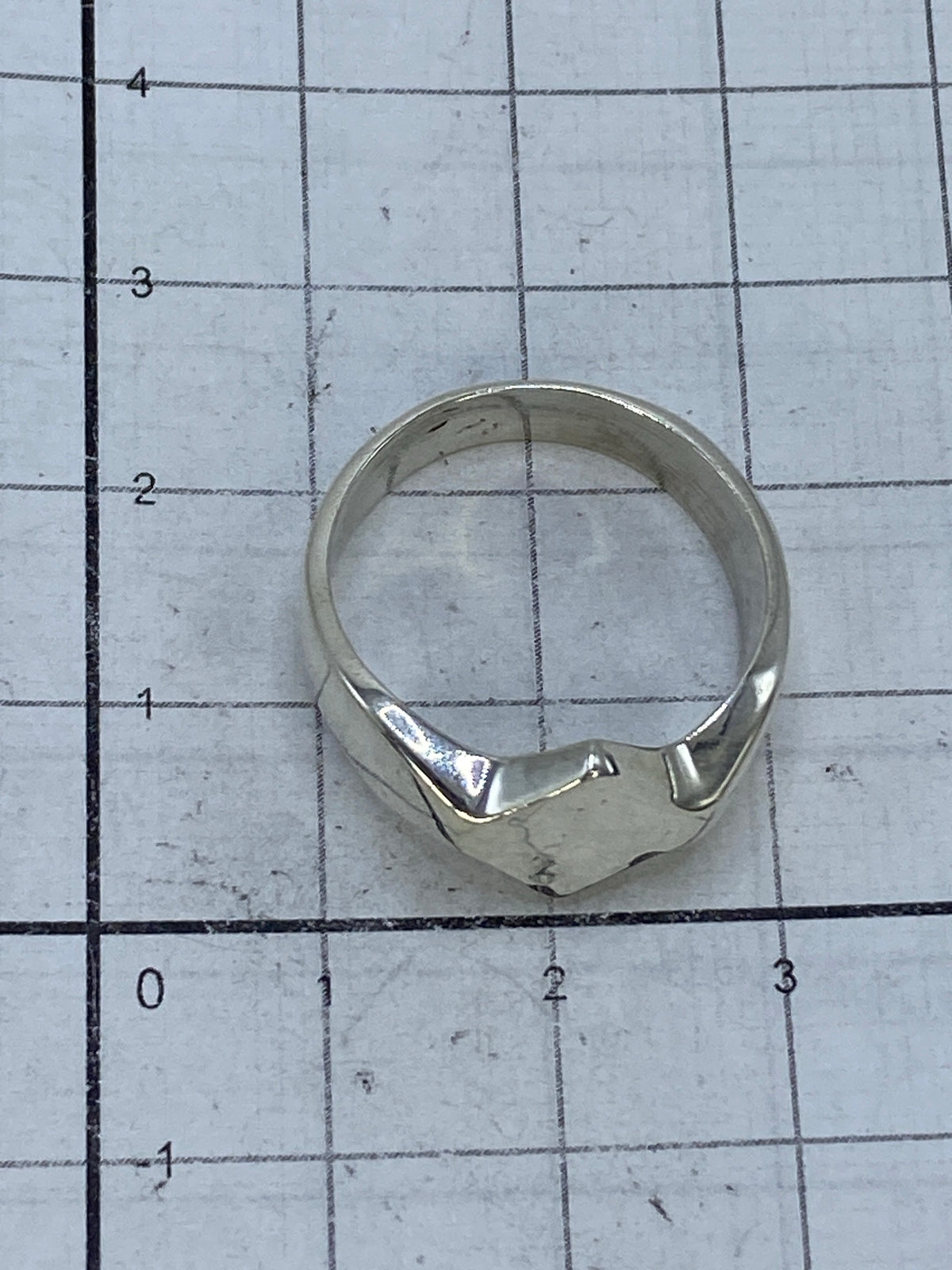 Anillo en talla 8 sobre fondo blanco con Quinto 925 visible