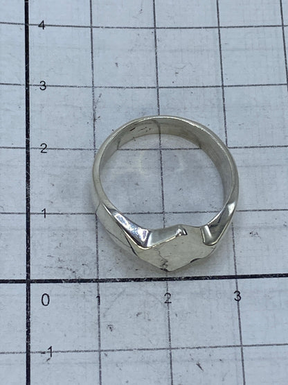 Anillo en talla 8 sobre fondo blanco con Quinto 925 visible