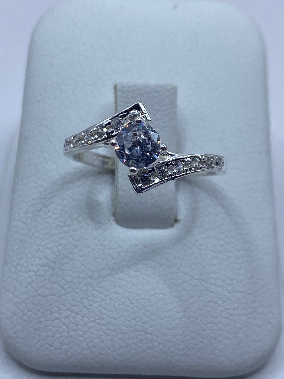 Anillo de plata solitario con circonia blanca engastada, visto de frente