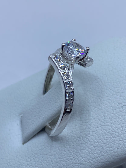 Anillo solitario en la mano, mostrando el brillo de la piedra