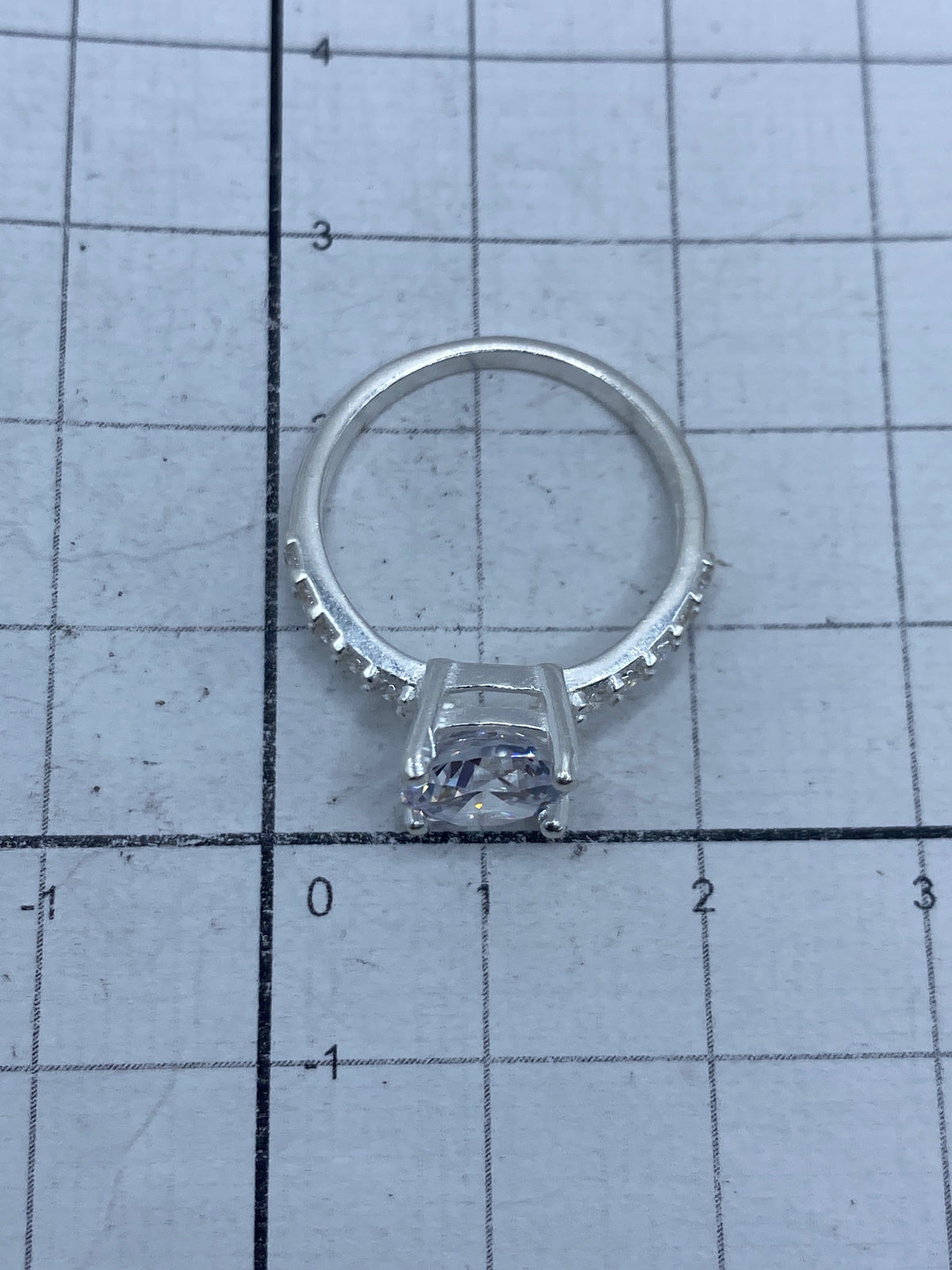 Anillo sobre superficie blanca mostrando el brillo de la circonia