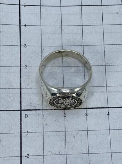 Anillo sobre fondo blanco mostrando el Quinto 925 grabado en la banda