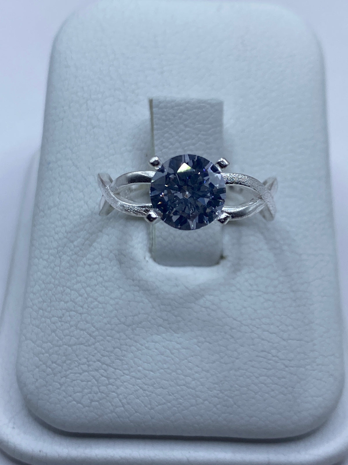 Anillo solitario de plata 925 con circonia blanca brillante en estuche de presentación