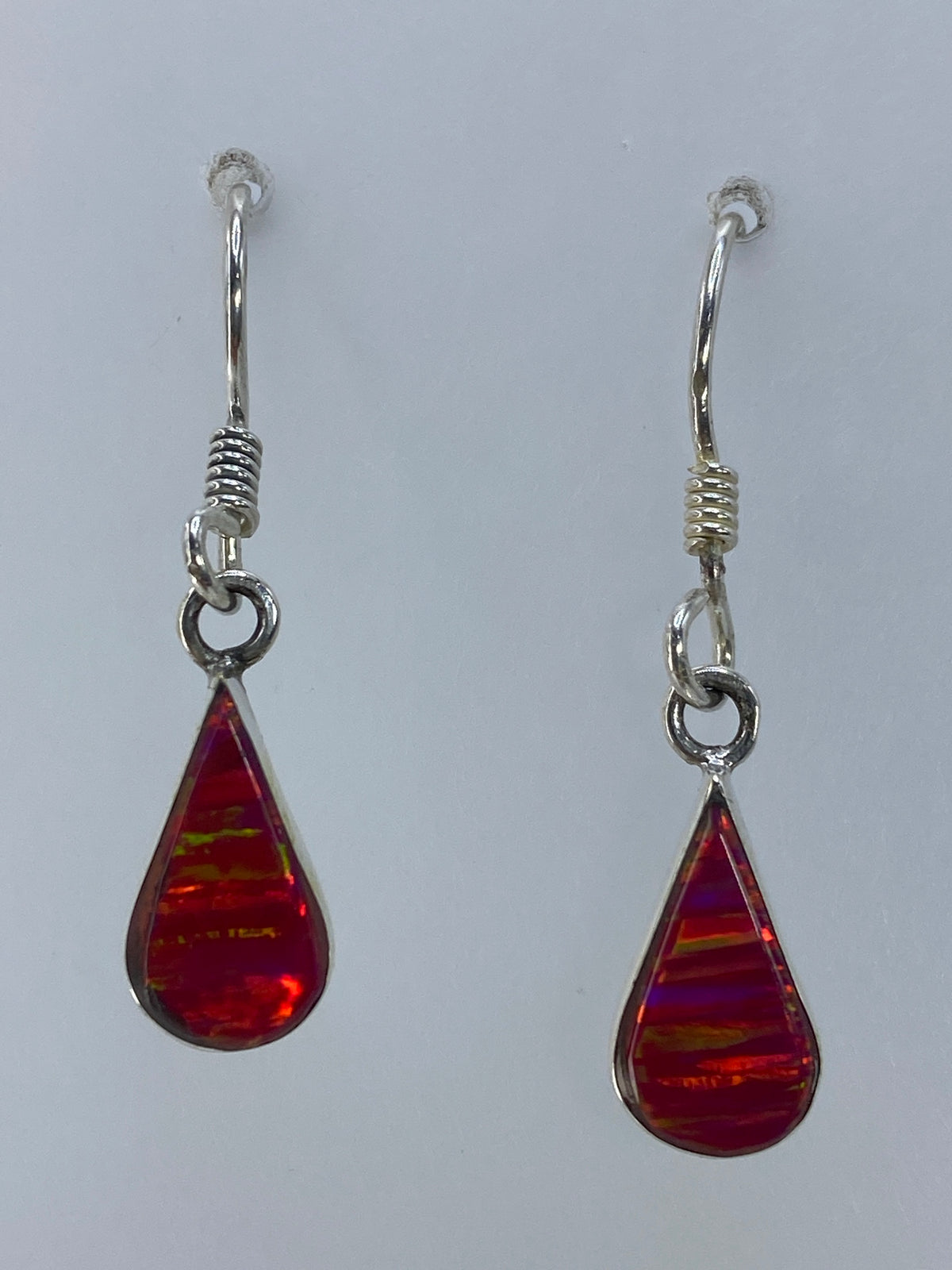 Aretes de plata 950 con ópalo de fuego rosa en tonalidad cálida, par completo