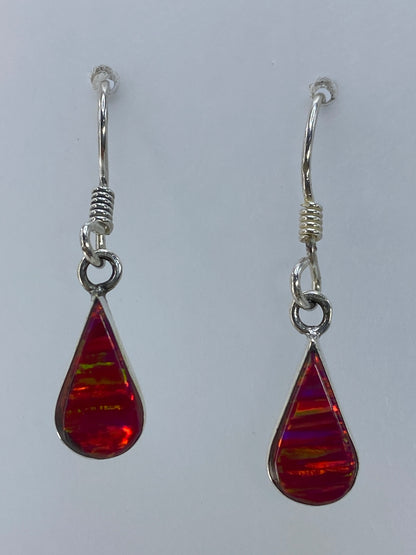 Aretes de plata 950 con ópalo de fuego rosa en tonalidad cálida, par completo