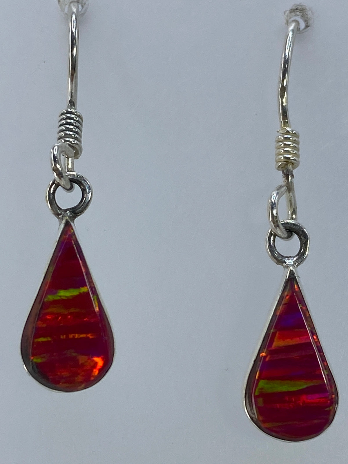 Aretes sobre medidor de precisión mostrando 3 cm de largo