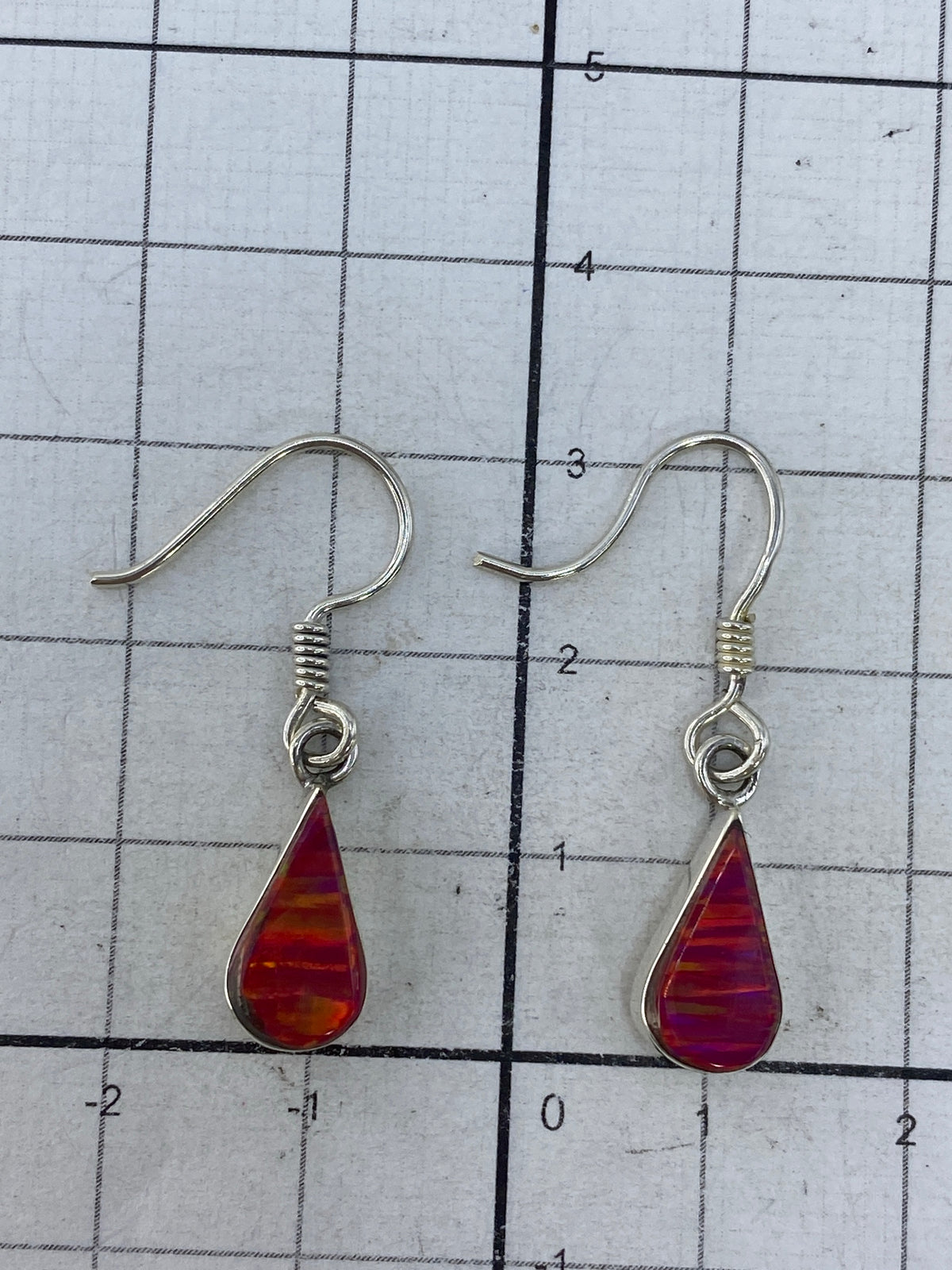 Aretes con marcas de Quinto 950 visibles en el metal de plata