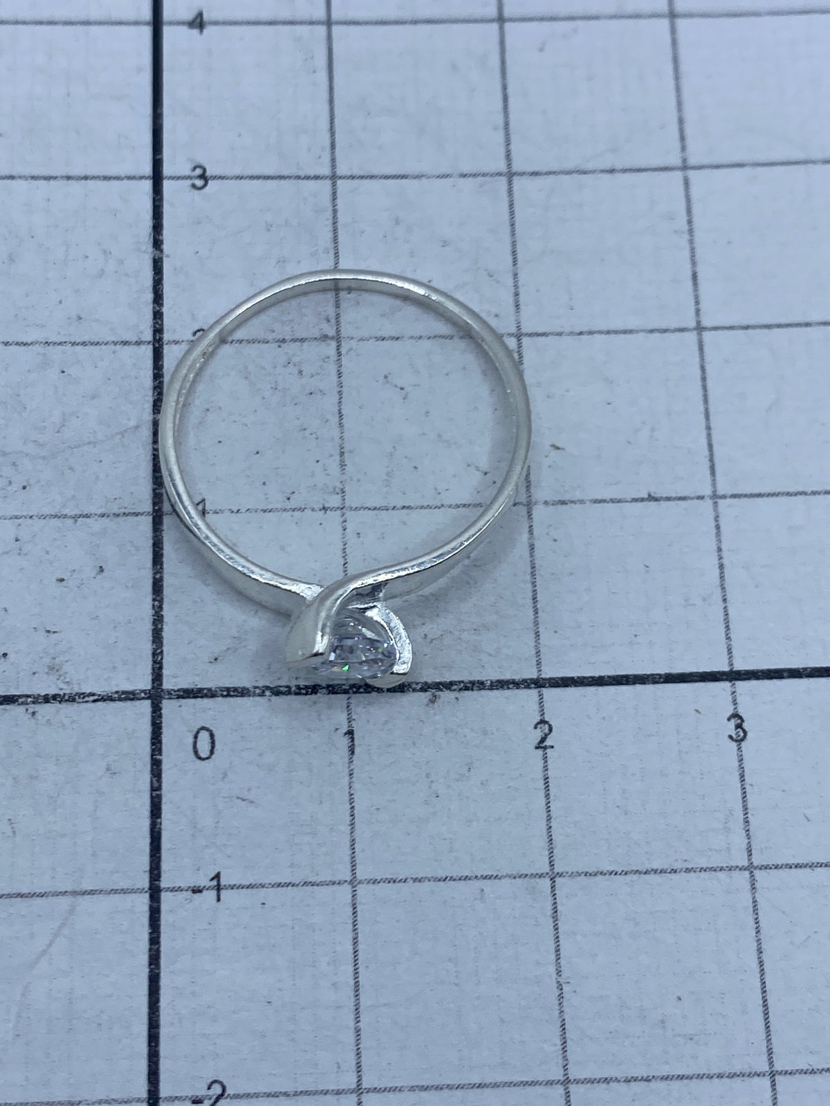 Anillo de Taxco sobre regla milimetrada mostrando proporción y el Quinto 925
