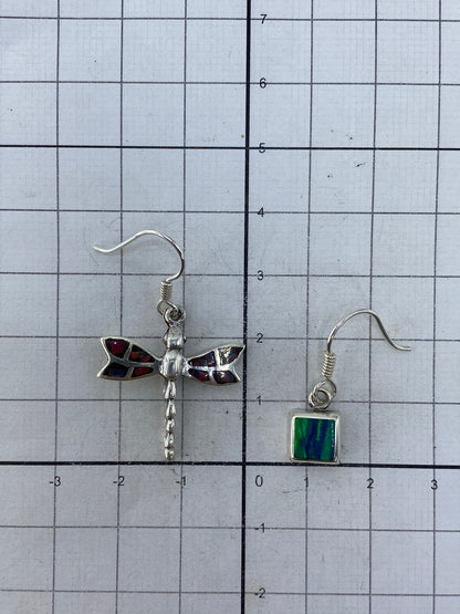 Dos aretes de plata con ópalo de fuego juntos, demostrando el par completo de 3.7 cm