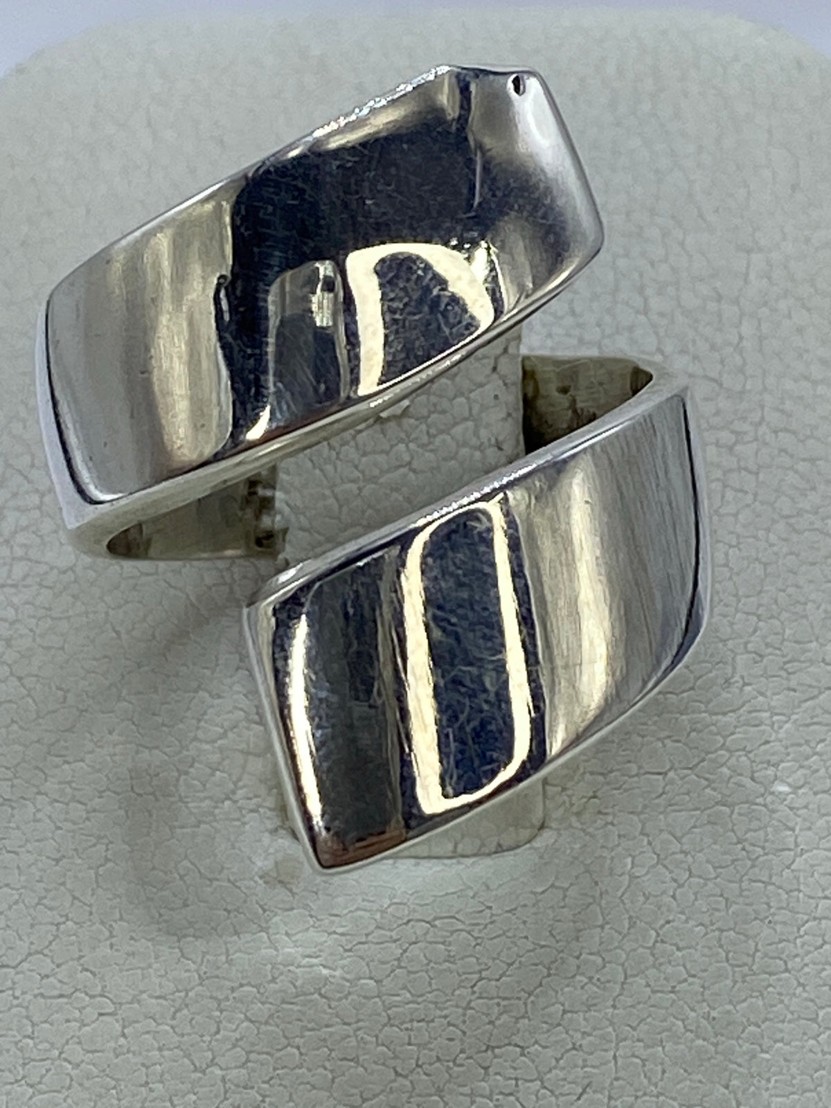 Anillo de plata 925 minimalista pulido en la mano de una mujer
