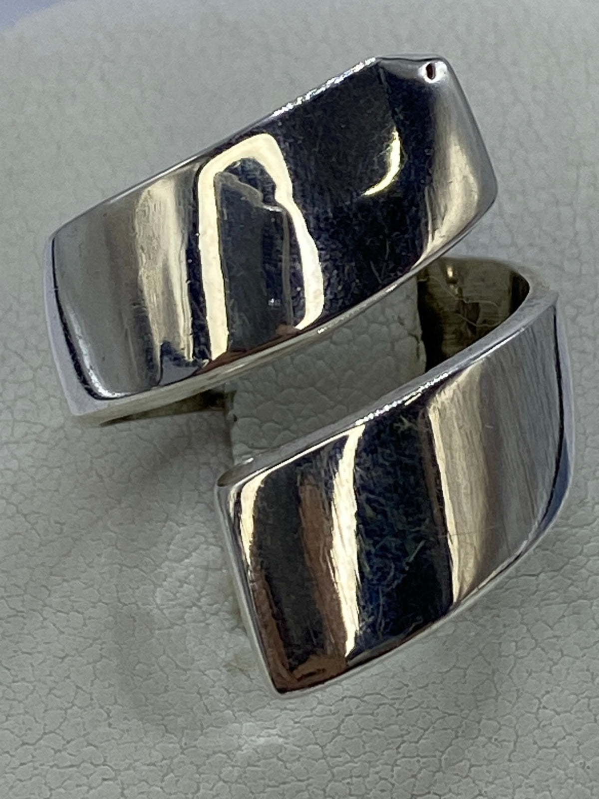 Detalle del pulido espejo del anillo de Taxco