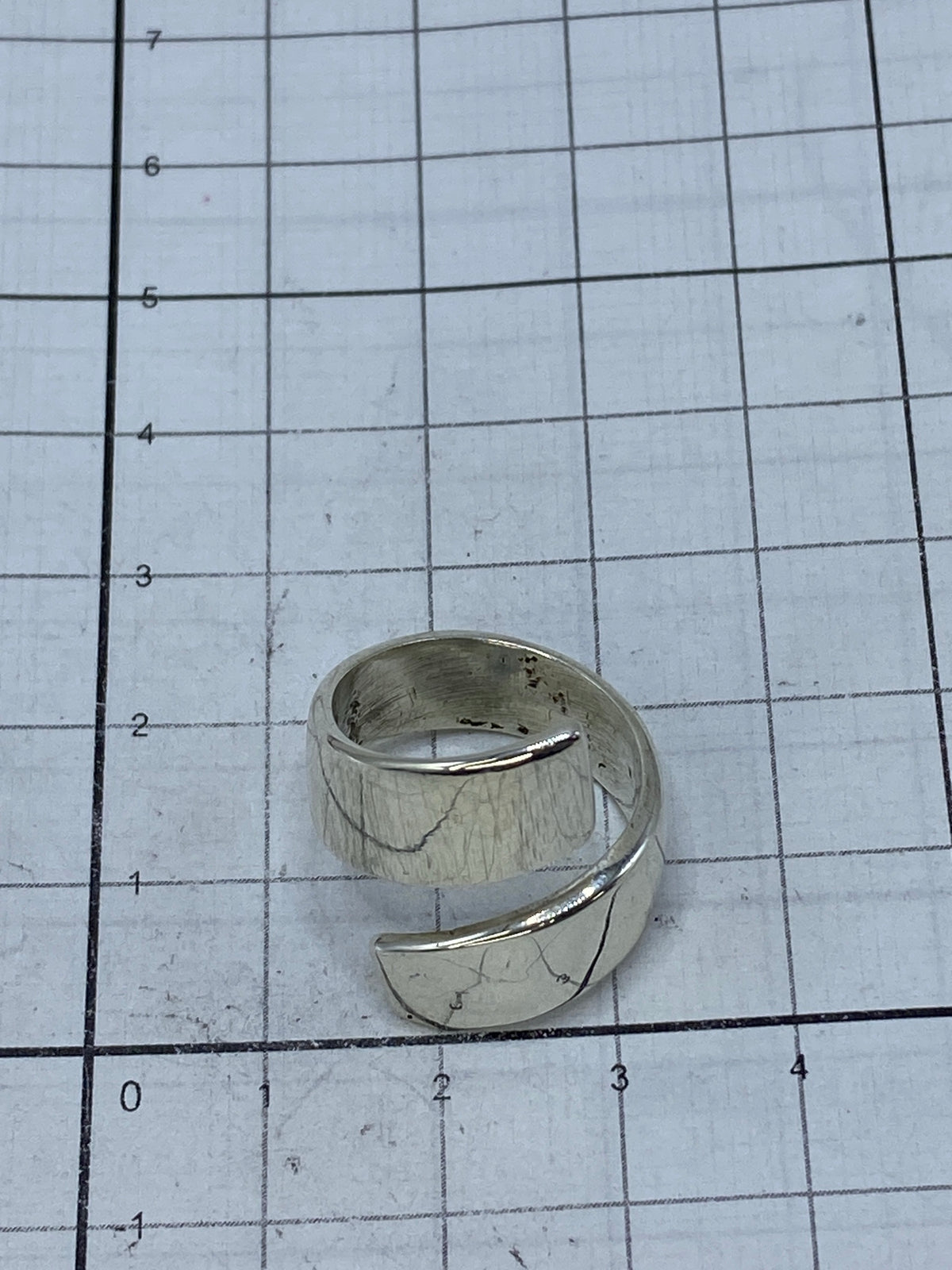 Anillo sobre fondo blanco mostrando el Quinto 925