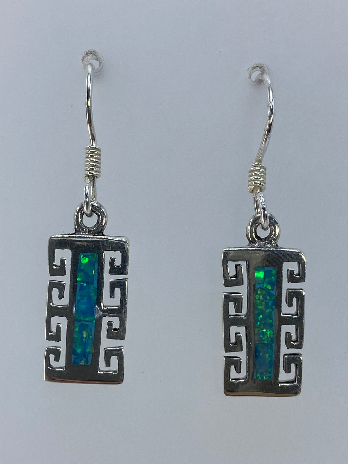 Detalle del ópalo de fuego engastado en plata 950 con reflejos verdes