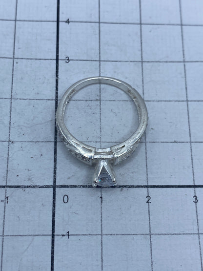 Anillo sobre fondo blanco, talla 6, completo