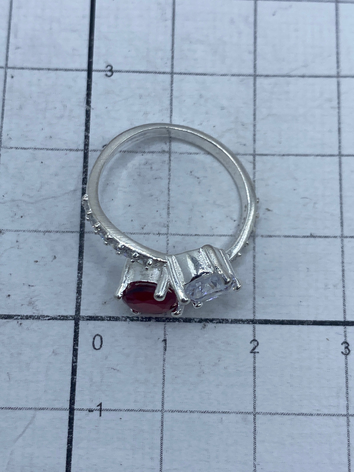 Anillo sobre fondo blanco mostrando el Quinto 925 y acabado espejo