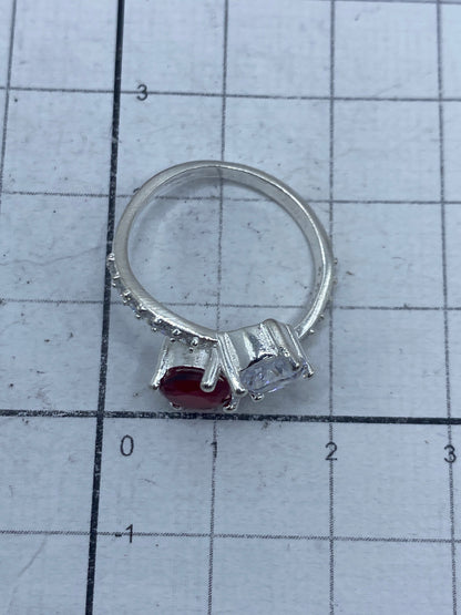 Anillo sobre fondo blanco mostrando el Quinto 925 y acabado espejo