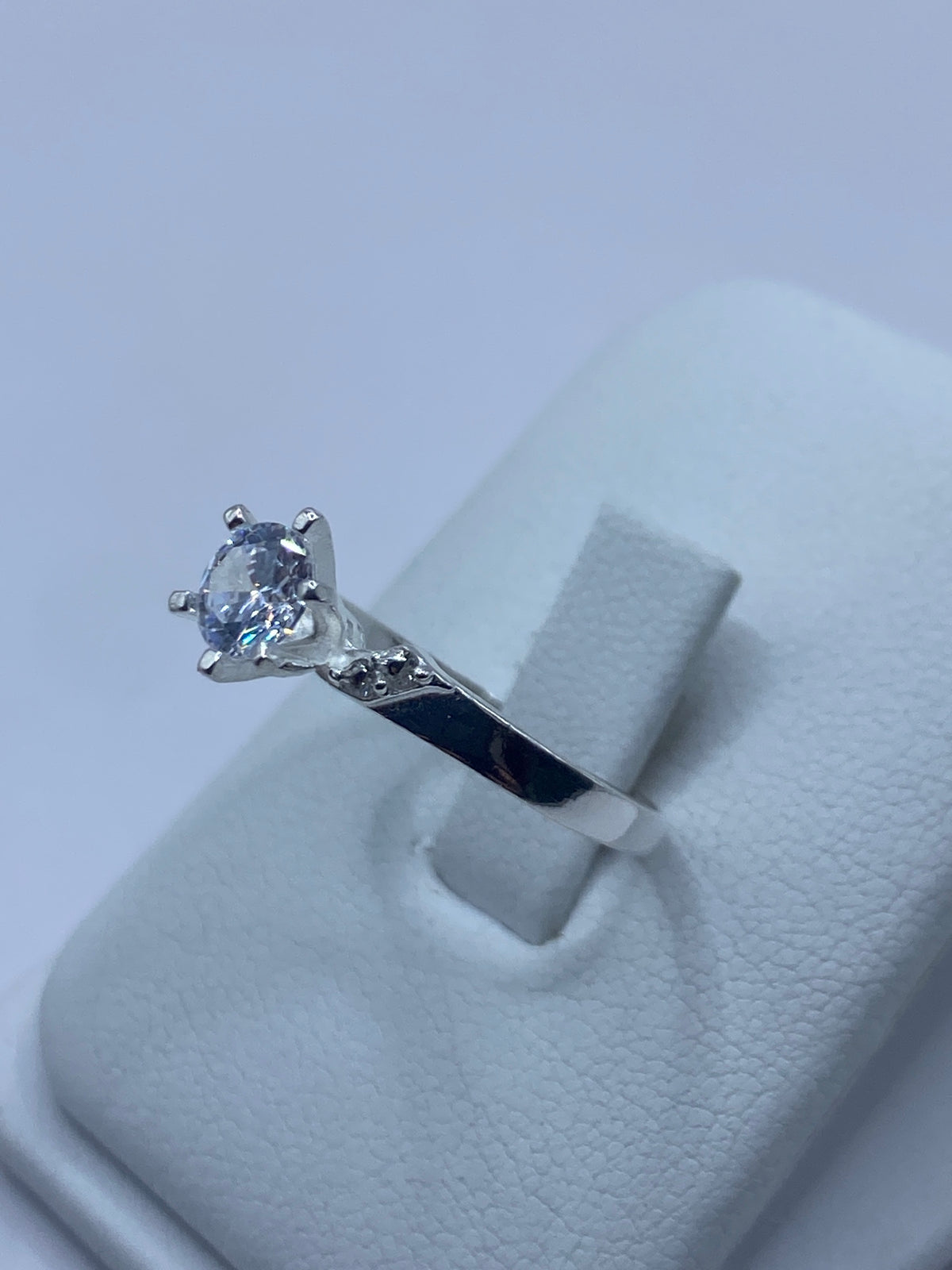Detalle del engaste a mano de la circonia en plata 925