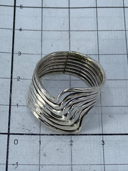 Anillo sobre fondo blanco con Quinto 925 visible en el interior