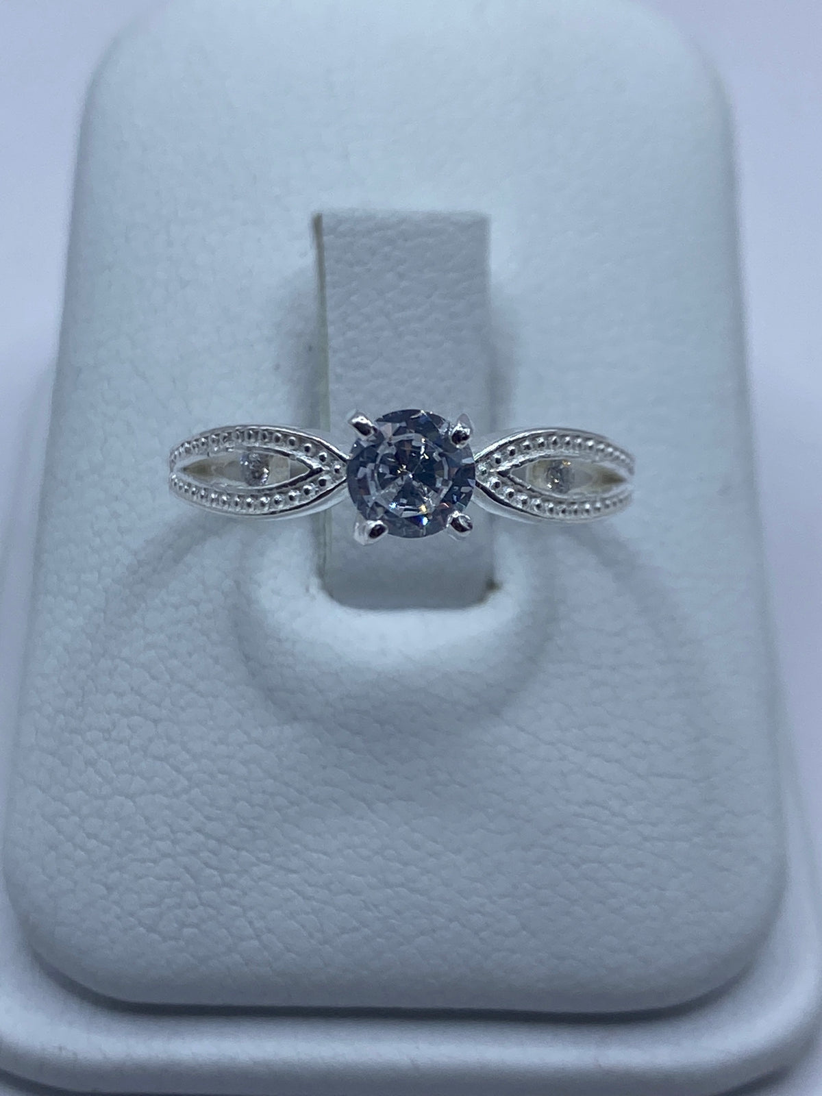 Anillo solitario de plata 925 con circonia blanca en mano de mujer