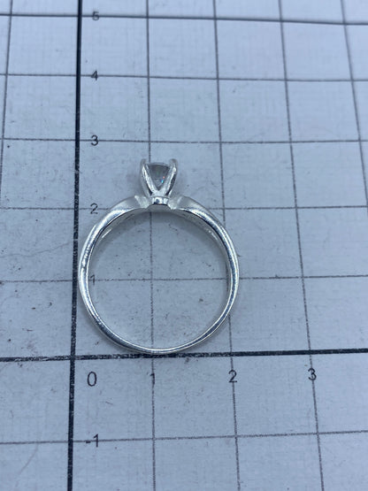 Anillo de solitario sobre fondo blanco mostrando el Quinto 925