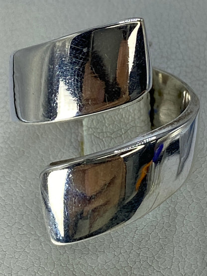 Detalle del anillo mostrando el acabado pulido uniforme
