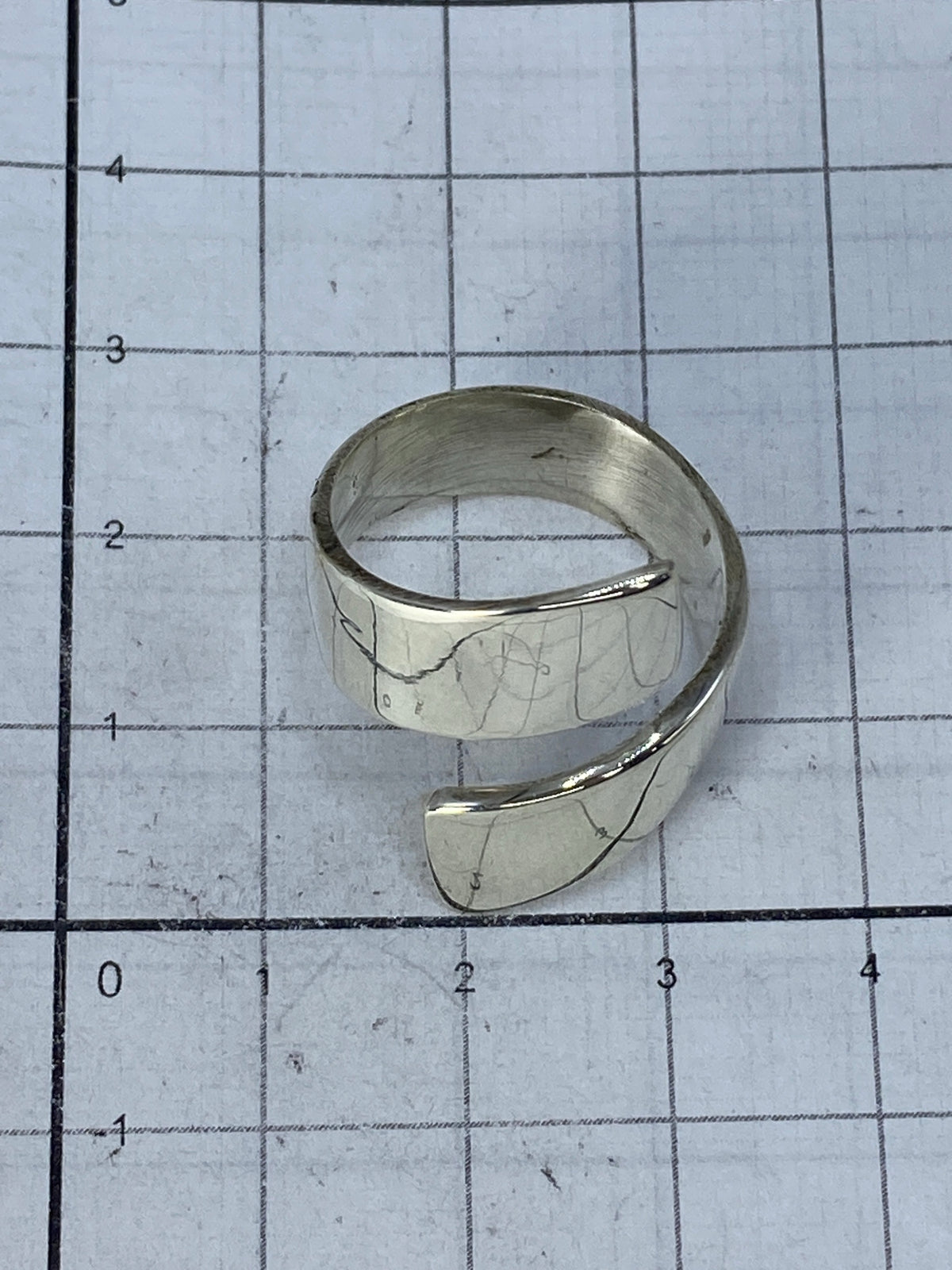 Anillo sobre fondo blanco con sello de autenticidad 925 visible
