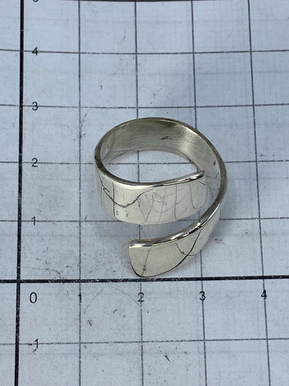 Anillo sobre fondo blanco con sello de autenticidad 925 visible
