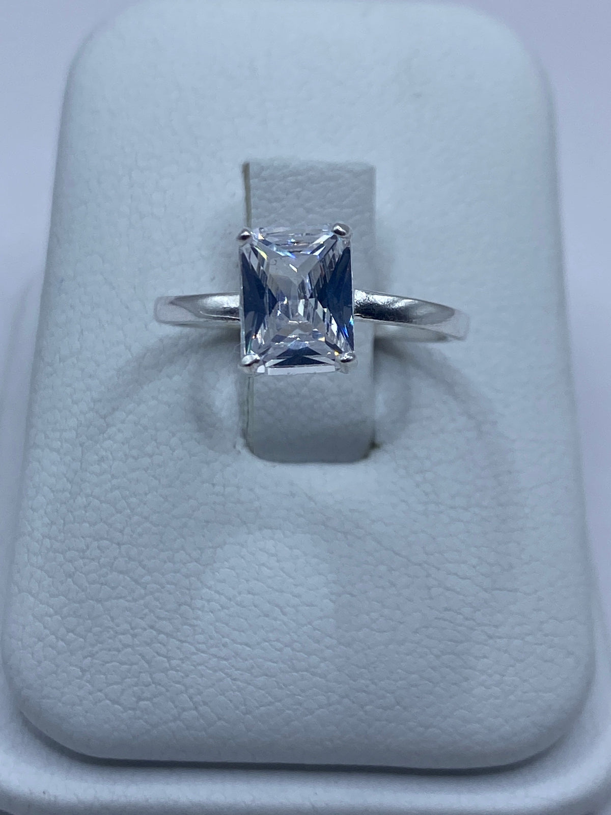 Anillo de plata 925 con circonia blanca engastada en diseño solitario minimalista