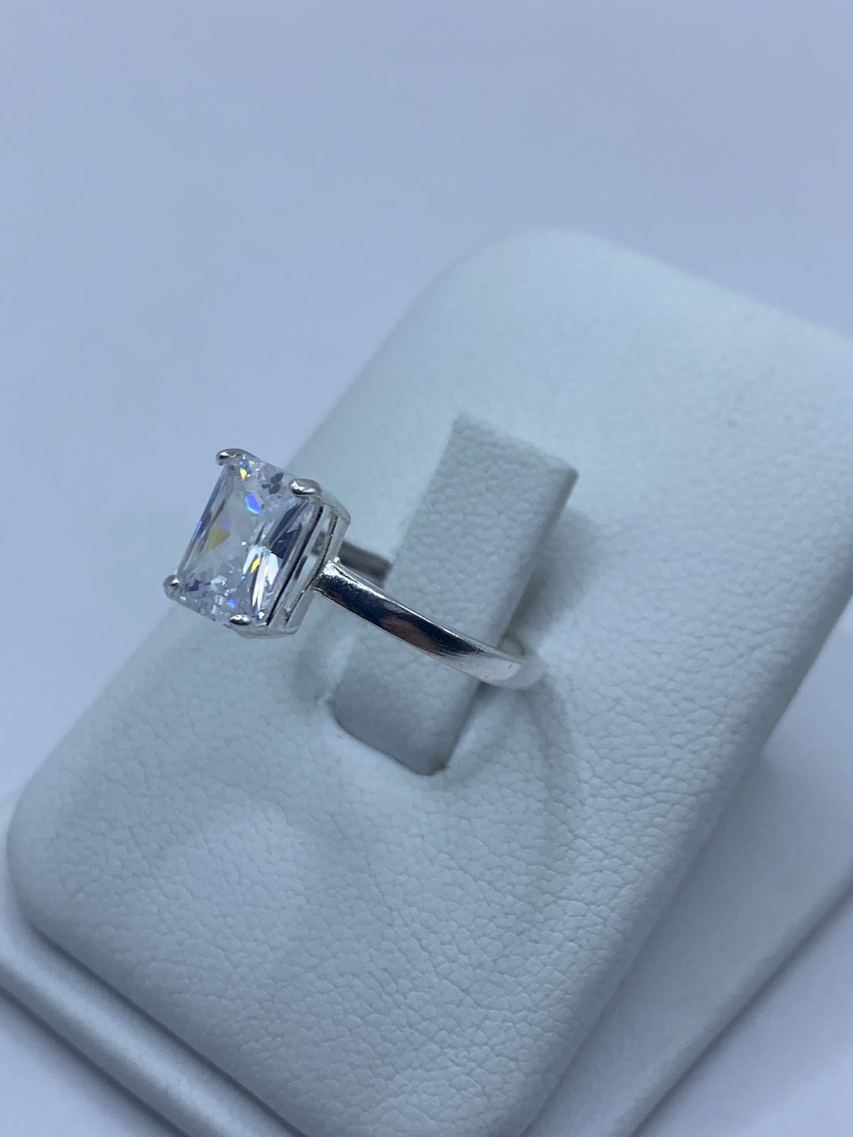 Vista lateral del anillo mostrando el engaste de circonia y el perfil delgado de la banda